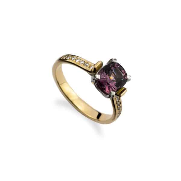 18ct yellow gold ring with 1.37ct dusky pink Spinel and diamond shoulders